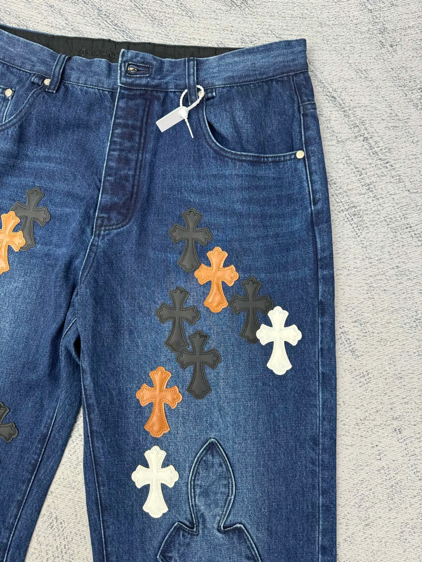 P750 Chrome Heat CH limited flame patch leather jeans Size: 30/32/34/36/38 This jeans is a store VIP limited edition (can only be purchased by store VIPs) and is not an official website model, so it is even rarer. When we got it back, we found that these pants were different from the usual 501 version. These pants were made of CH's own soleplate, not the 501 soleplate. So I can only customize the fabrics myself and rely on various relationships to get the raw material fabrics. The washing process also took dozens of attempts to finally achieve the effect we wanted. This pair of pants uses a total of 35 pieces of leather, all of which are second-layer cowhide. Therefore, whether the material is leather label or wash label, fabric or hardware, the mold needs to be re-opened and the cross must be sewn manually (in order to restore it, it can only be done manually).